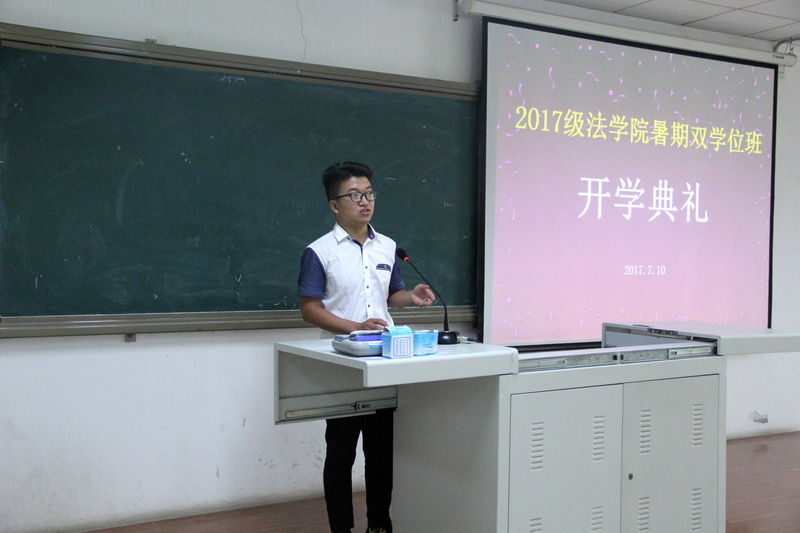 畢業(yè)生代表程振營(yíng)同學(xué)講話