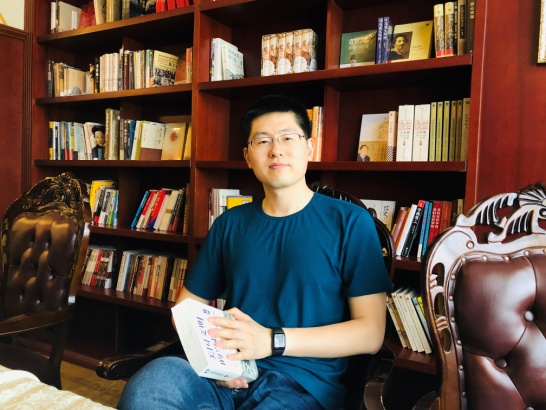 圖片包含 書架, 書籍, 室內(nèi), 就坐描述已自動(dòng)生成